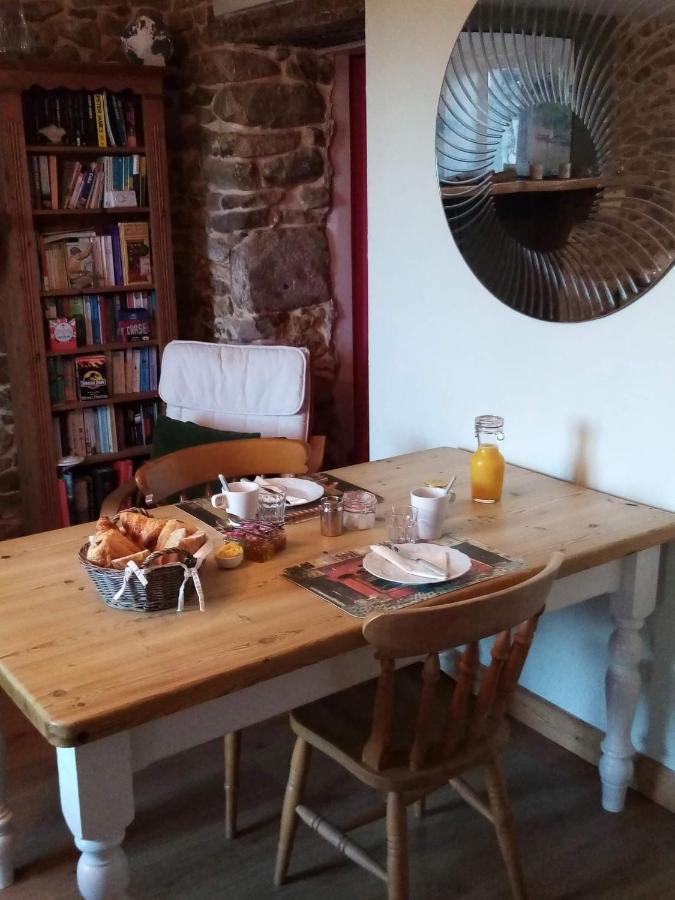 38 Friaudour Bed & Breakfast Saint-Pardoux-lʼOrtigier Екстериор снимка